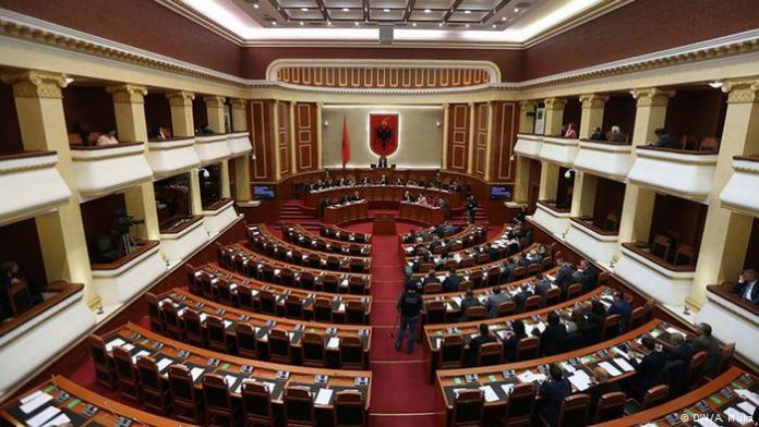 E paparë! Deputetët shqiptarë vjedhin dietat.