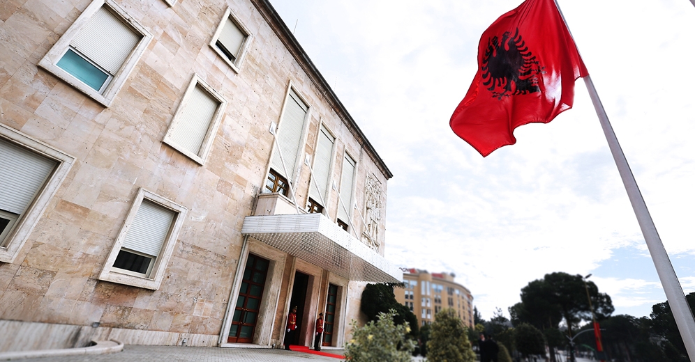 Cunami në administratë! Mijëra shqiptarë dalin pa punë.