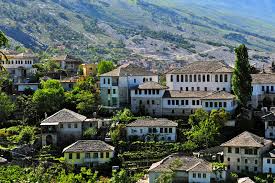 Vrasje e bujshme në Gjirokastër. Vdes çifti , plagos veten autori Vrasje e bujshme në Gjirokastër. Vdes çifti , plagos veten autori