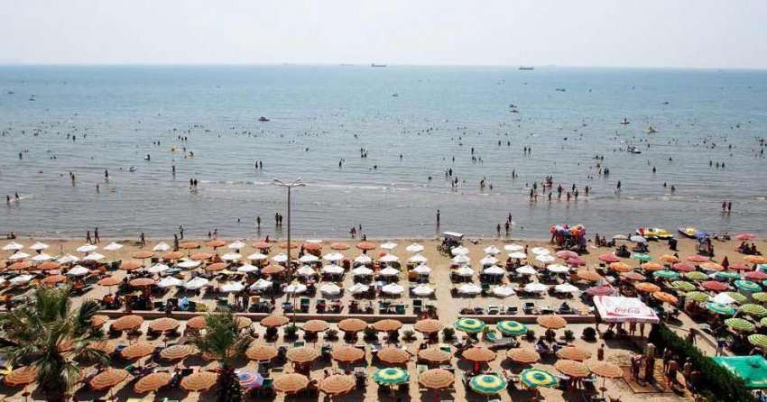 Dy të proceduar në Durrës, njëri vendosi shezlongë dhe tendë pa leje, tjetri ndoti ambientin nga pularia