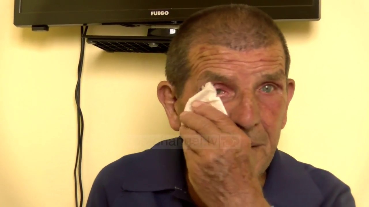 E kanë lënë vetëm si qyqe babanë e gjorë/Ky baba shqiptar jeton vetëm prej 22-vitesh: Djemtë nuk më vijnë, kurse vajza…
