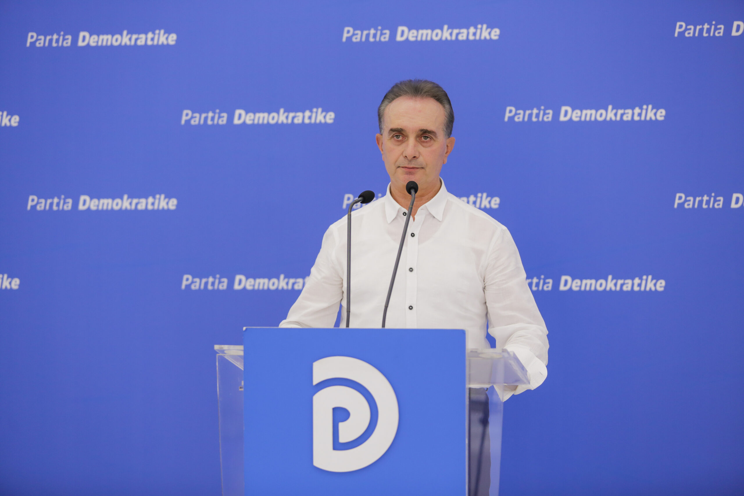 Dalin provat e përfshirjes së administratës në zgjedhje në Fier. Formularë të plotësuar me emra, ID dhe numra telefoni. PD: Të gjithë për ndjekje penale