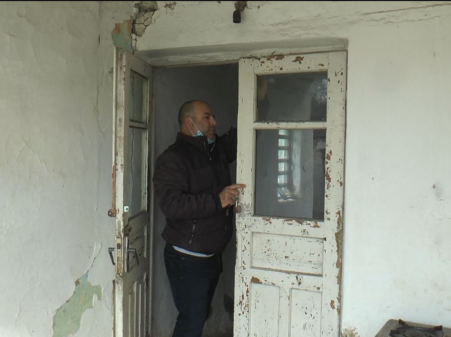 Banesa u dëmtua rëndë nga tërmeti, kryefamiljari: Çfarë do të bëjë me 5 milionë lekë të vjetra, është për tu shembur