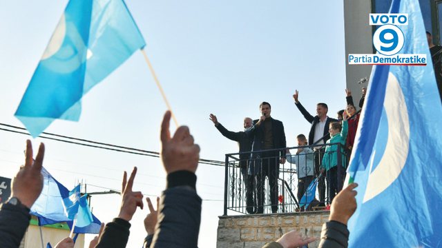 E presin jashtë takimit qindra persona në rrugë/ Lulzim Basha: Do të konfiskojmë të gjitha pasuritë e pushtetarëve të korruptuar